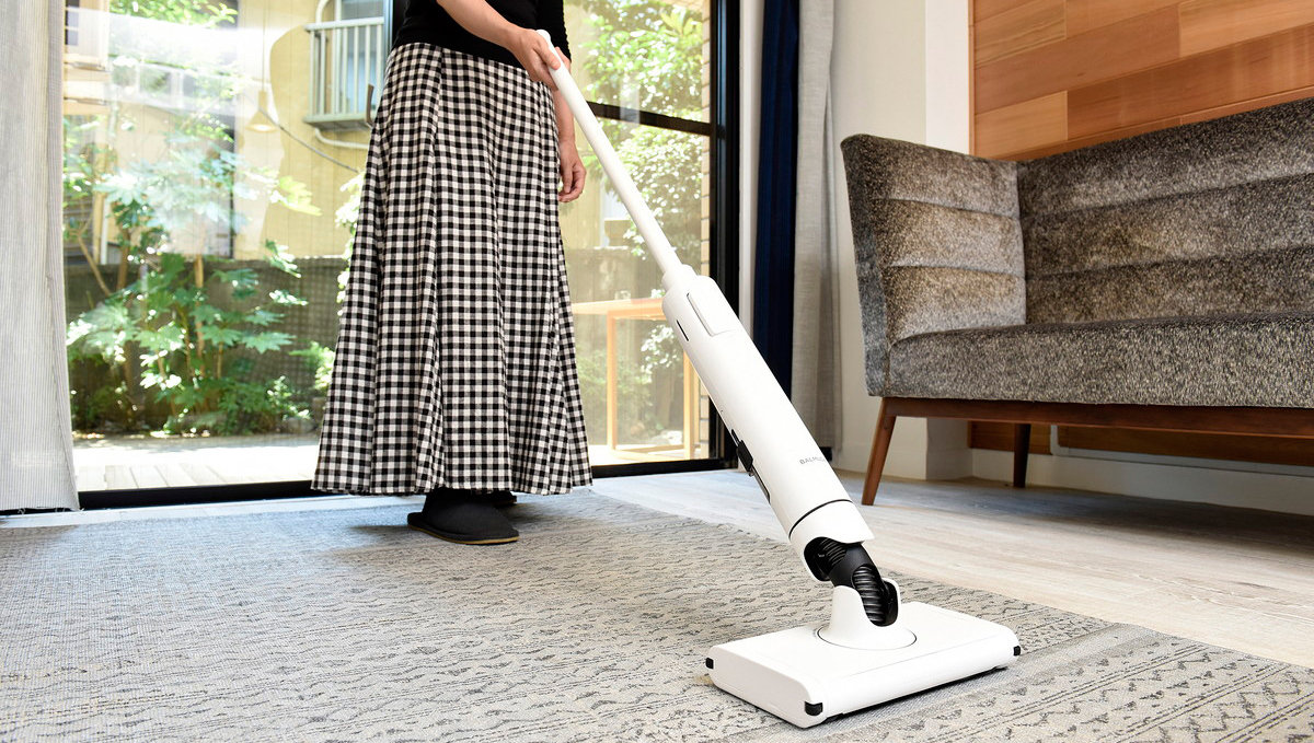 掃除が楽しすぎて怖い…「バルミューダ最新クリーナー」を使った女性編集部員が大興奮！