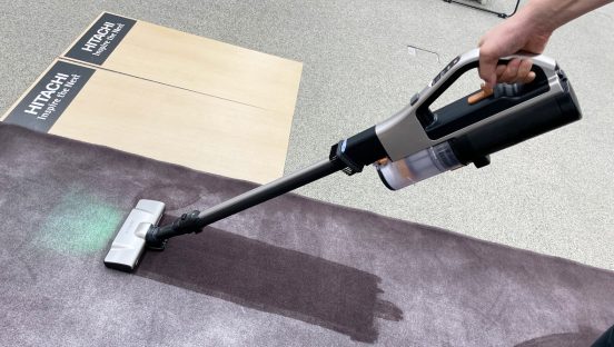 吸い跡くっきり、なのに軽っ！ 日立の最上位クリーナー「パワーブーストサイクロン」は11万円だけにやっぱり違う
