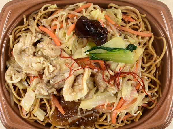 醤油でコクを増した麺が絶品！ セブンの「コク旨仕立て 豚肉上海焼そば」はホタテエキスの風味もたまらない