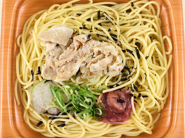 暑い日には梅干しの酸味を！ ファミマの「出汁仕立て 梅と豚しゃぶのパスタ」はさっぱりした味わいがたまらない