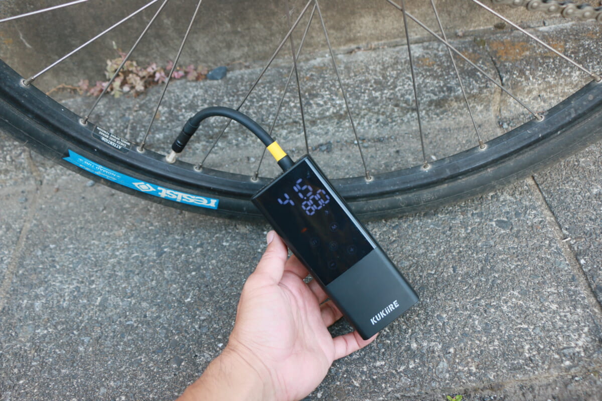 自転車・クルマ・バイクの空気入れをこれ1台で！  スマート空気入れ「KUKiiRE」