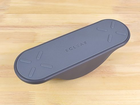 デスクワーク中にフットケア!? 前後左右にゆらゆら動かす「靴のままでも使えるフットストレッチボード」レビュー
