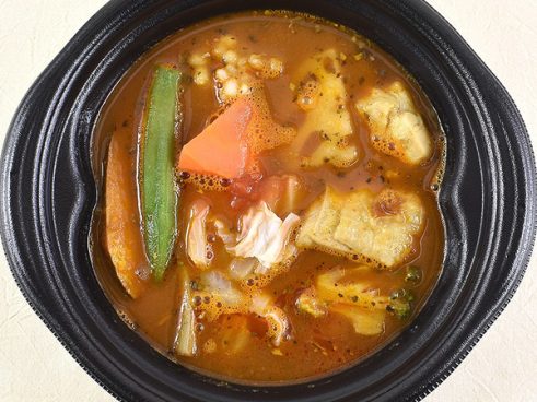 野菜の量、多すぎじゃない…？ ローソンの「路地裏カリィ侍.監修 10種野菜ともち麦のスープカレー」は食べごたえ満点のボリューム！