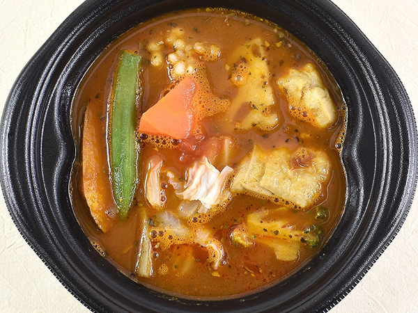 野菜の量、多すぎじゃない…？ ローソンの「路地裏カリィ侍.監修 10種野菜ともち麦のスープカレー」は食べごたえ満点のボリューム！