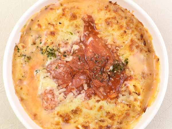 なんて主張が激しい… セブンの「トマト1個分を使ったトマトクリームグラタン」からあふれるコク＆酸味のビッグウェーブ！