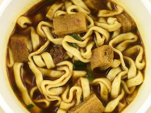 カップ麺と侮ることなかれ！ 「明星 麺神カップ 濃香カレーうどん」は麺のコシ＆スープの香りが最高