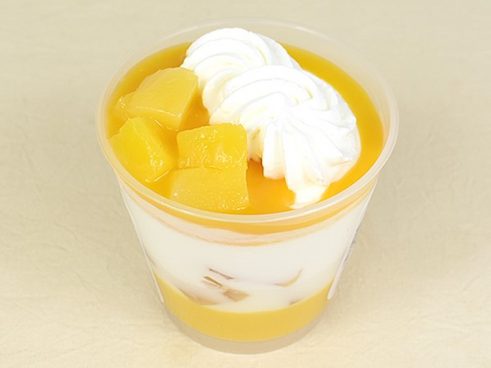 マンゴー好き大歓喜！ ファミマの「マンゴーラッシー風パフェ」は自然な甘さを感じられる一品