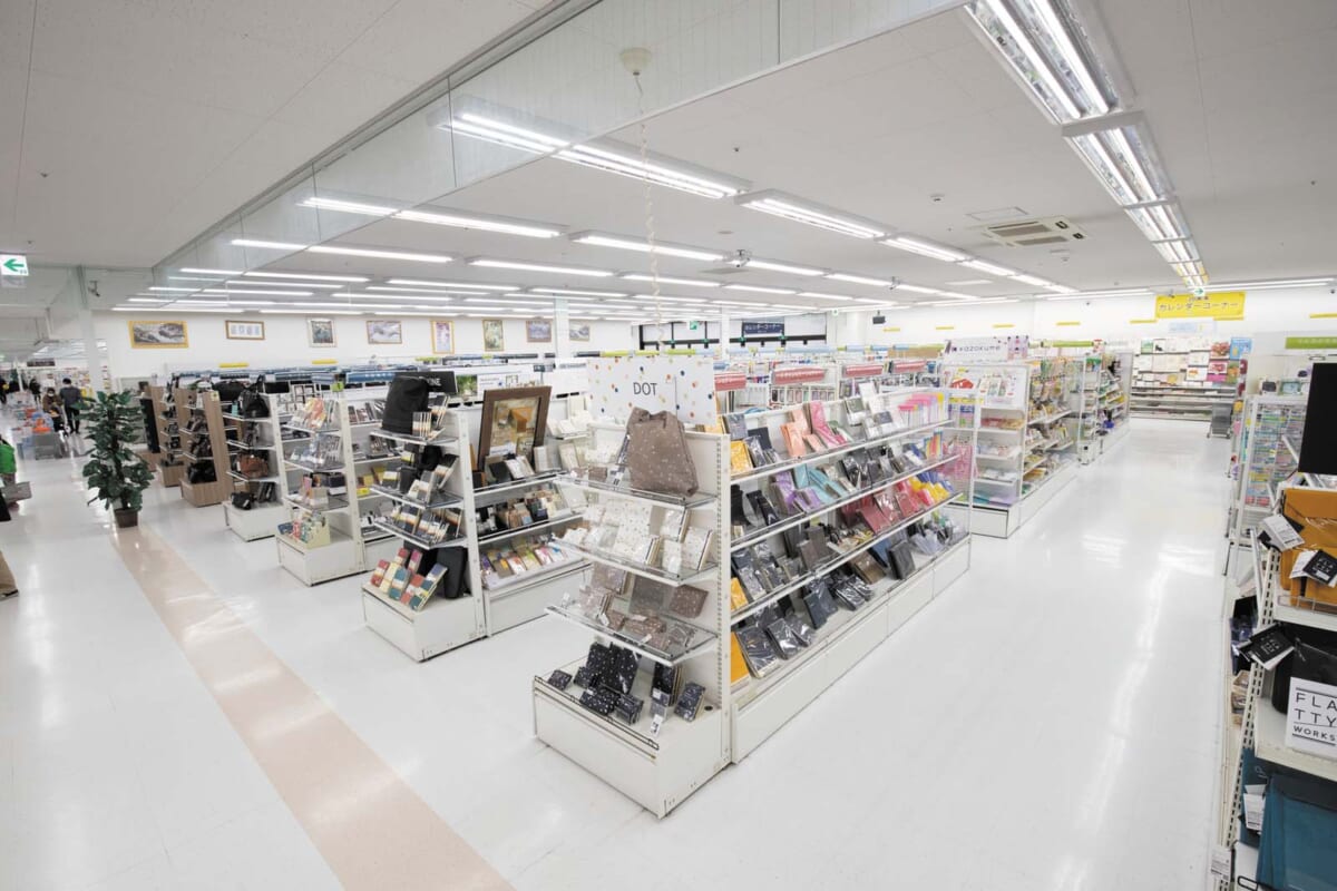 文房具から画材、書籍、カフェまで！ 日本最大規模の複合文具店・コーチャンフォー新川通り店