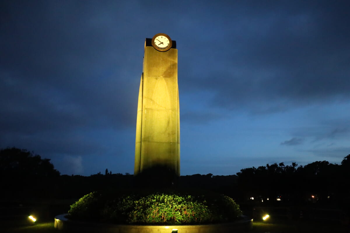 沖縄平和祈念公園で時計台のライトアップが開催中。過去から未来への想いを込めた光が沖縄戦終焉の地を照らす