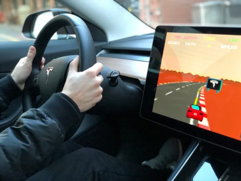 もうすぐテスラ車でSteamゲームが遊べる？ イーロン・マスクがTwitterで予告