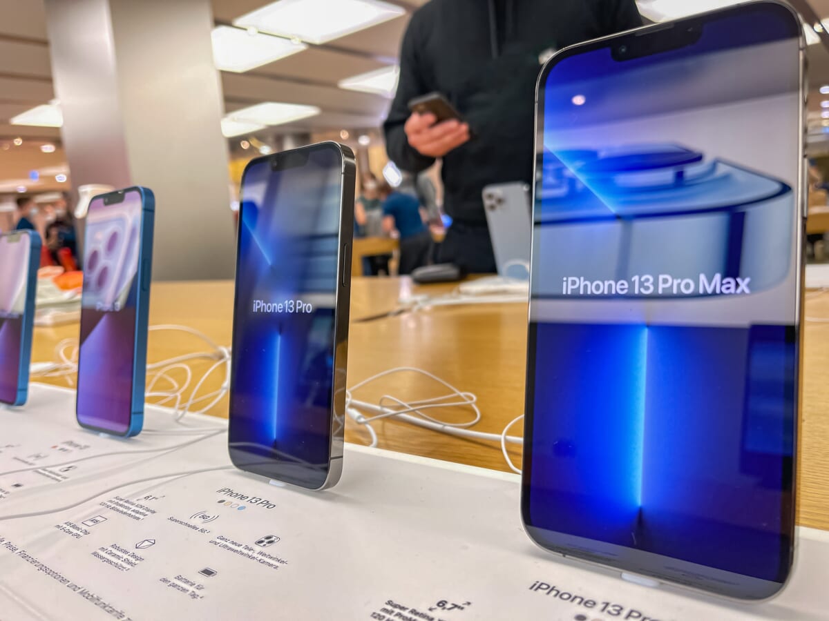 「iPhone 14」、通常価格モデルとProとは有機EL画面の素材にも差が付く？ ピクセルの見え方が違うかも
