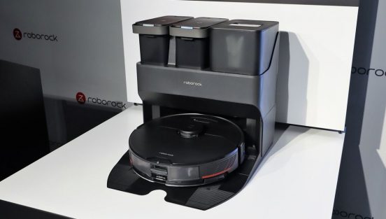 「カーペットしっとり」の不安ナシ！ 全部入りロボット「S7 MaxV Ultra」が「最先端の水拭き」を披露