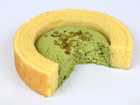 ピスタチオのアピールがすごい… ファミマに登場した「ピスタチオのバウム」は繊細な甘みが魅力