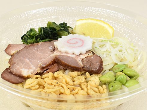 レモンがこんなに合うとは… ローソンの「中華蕎麦にし乃監修 かつお昆布の冷しまぜそば」で楽しむさわやかな味わい