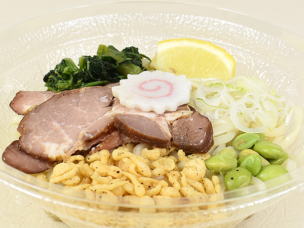 レモンがこんなに合うとは… ローソンの「中華蕎麦にし乃監修 かつお昆布の冷しまぜそば」で楽しむさわやかな味わい