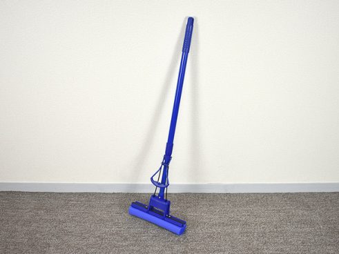 【モノタロウ】モップの唯一の弱点を解消！ 立ったまま触らずに水切りできる「スポンジワイパー」