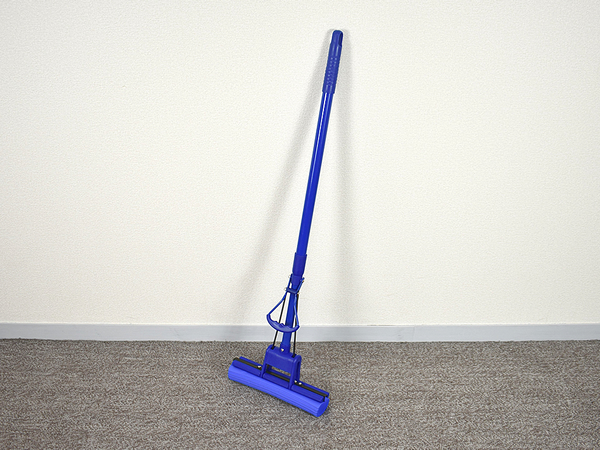 【モノタロウ】モップの唯一の弱点を解消！ 立ったまま触らずに水切りできる「スポンジワイパー」