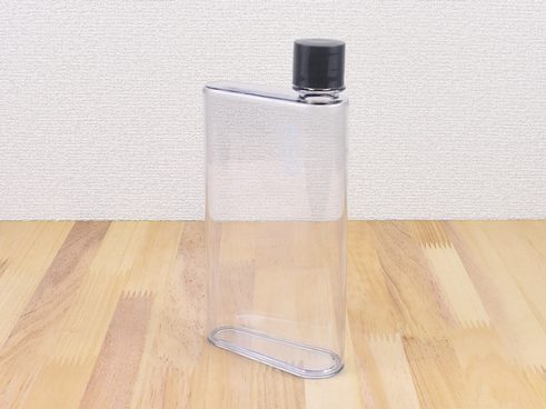 こんな形が欲しかった！ 持ち歩きに便利なペタンコ形状の「スリムボトル」