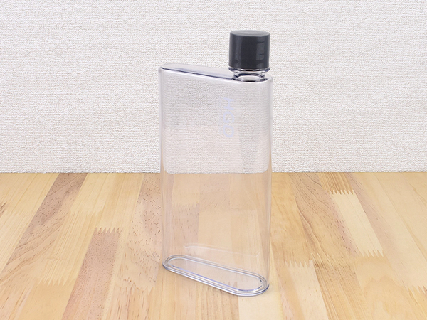 こんな形が欲しかった！ 持ち歩きに便利なペタンコ形状の「スリムボトル」