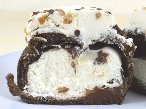クリーム好きのみなさんお待たせしました… ローソンの「おぼれクリームのシュー（ホイップ＆チョコ）」からあふれ出る優しい味わい
