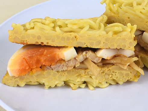 ラーメンでもハンバーガーでもない謎の美味しさ！ ローソンの「旨辛ラーメンバーガー」のクオリティに驚き