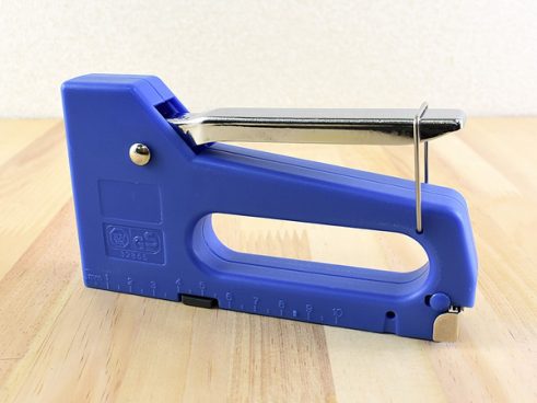 これ一台でDIYが完結!? ダイソーの工作用タッカーが便利なわけ