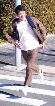 洗練されたデザインに仕上げた窮屈感のない軽やかなスーツの新色が大ヒット
