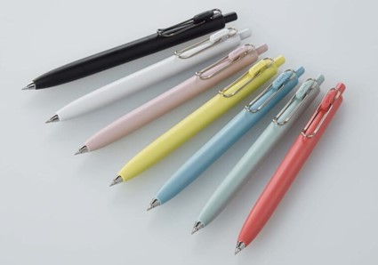 低重心で安定して書けるスタビライザー機構を搭載したボールペン「ユニボールワンF」