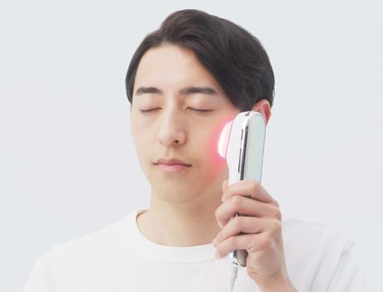 家電女優・奈津子さんがオススメの「光美顔器」は短時間で美肌キープを実現