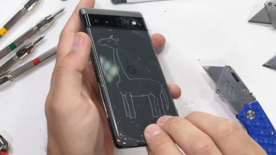 Pixel 6a、過酷な耐久テストをクリア！ 折曲げの圧力にも耐えきる
