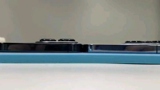 「iPhone 14 Pro Max」、背面カメラはこんなに出っ張る？ ダミーモデルの写真が公開