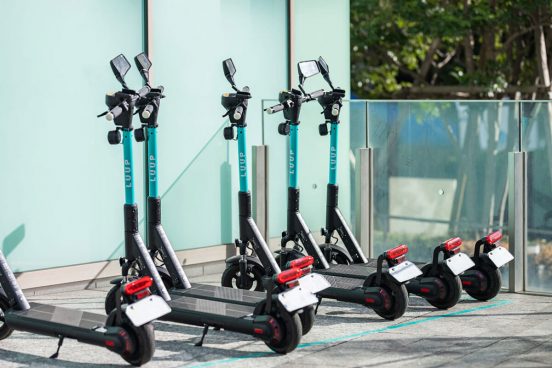 電動キックボードは免許・ヘルメットなしでOK？「小型電動モビリティ」の法改正によるルールと可能性
