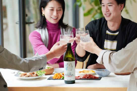 飲み方で香りが変わる不思議なお酒「ISAINA」。休日のパーティ・ランチに合う組み合わせ4選