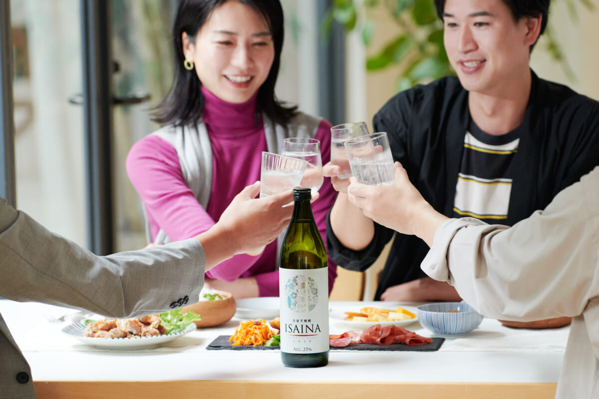飲み方で香りが変わる不思議なお酒「ISAINA」。休日のパーティ・ランチに合う組み合わせ4選