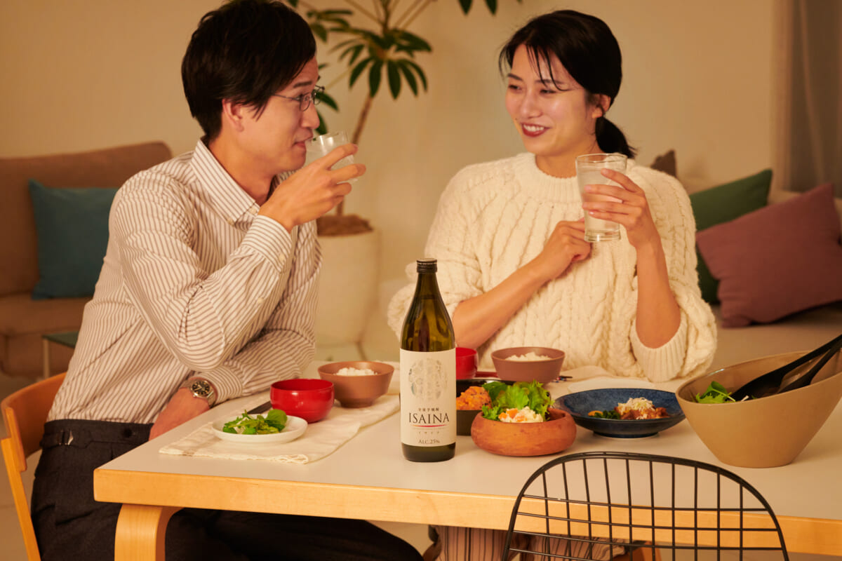飲み方で香りが変わる不思議なお酒「ISAINA」。平日の食卓・晩酌に合う組み合わせ4選