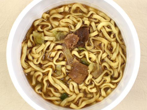 これぞ本気（マジ）の一杯！ セブンで見つけた「マルちゃん マジ盛 黒マー油旨豚みそ」はこってり感を抑えたスープに注目