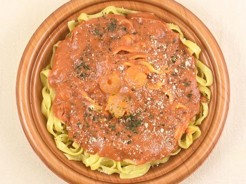 気持ちよくなるほどクリーミー！ ファミマの「生パスタ 海老のトマトクリーム」はトマトと魚介の風味がベストマッチ