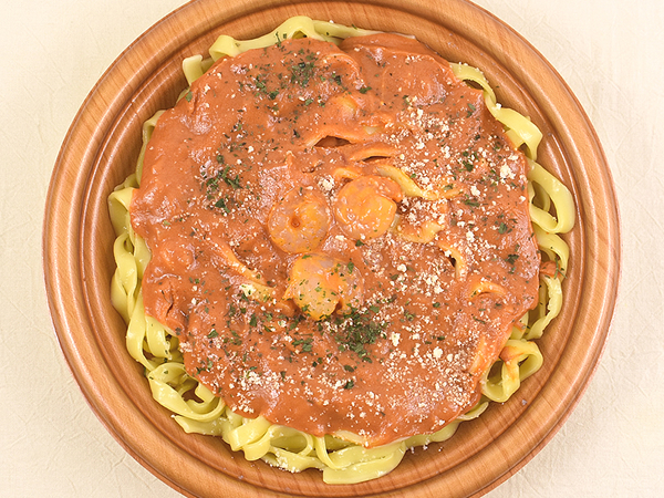 気持ちよくなるほどクリーミー！ ファミマの「生パスタ 海老のトマトクリーム」はトマトと魚介の風味がベストマッチ