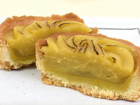 軽くあぶったスイートポテトがこうばしい… ファミマに「紅はるかのスイートポテトタルト」が再降臨！