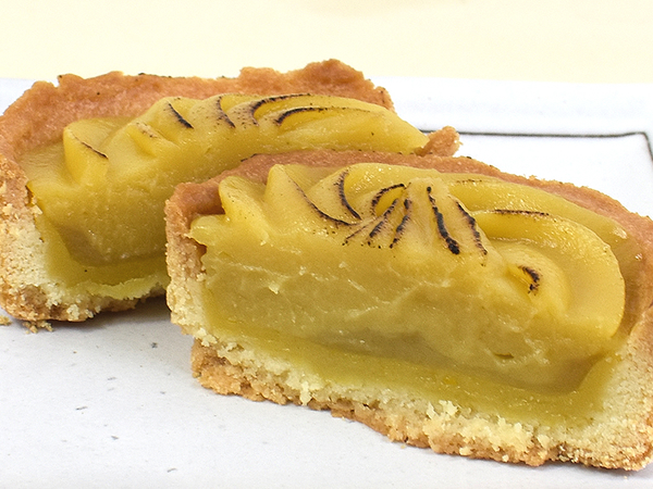 軽くあぶったスイートポテトがこうばしい… ファミマに「紅はるかのスイートポテトタルト」が再降臨！