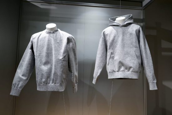 アパレル生産に変革を起こすイノべーション・プラットフォーム「ナイキ フォワード」。フーディーとクルーの2スタイルが発売