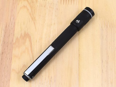 【モノタロウ】サッとスライド、サッとフォーカス！ 暗所作業はペン型LEDライトが便利