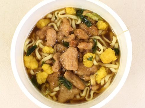 ラーメンにからあげを入れちゃった!? セブンで見つけた「一平ちゃんBIG からあげ醤油ラーメン」からほとばしる醤油スープの旨味