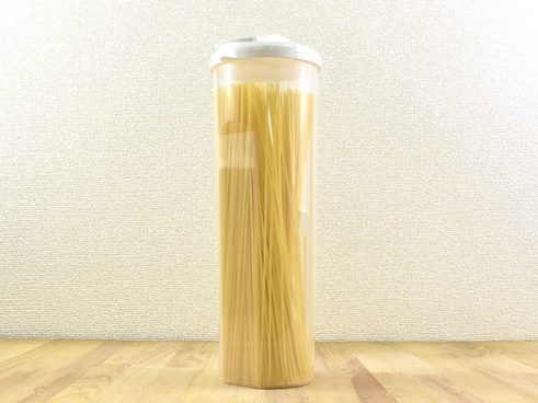 100均の「パスタストッカー」はメジャー付き！ サクッと計量＆立てて収納