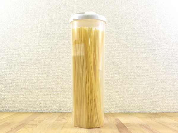 100均の「パスタストッカー」はメジャー付き！ サクッと計量＆立てて収納