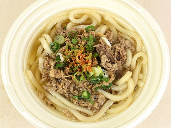 セブンの関西グルメにハズレなし！ だしと肉汁が旨味を際立たせる「千とせ本店監修 浪花の肉うどん」の魅力