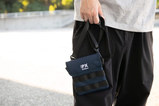 バッグというよりアクセサリー感覚で使える「ザ PX ワイルドシングス」のデバイスホルダー！