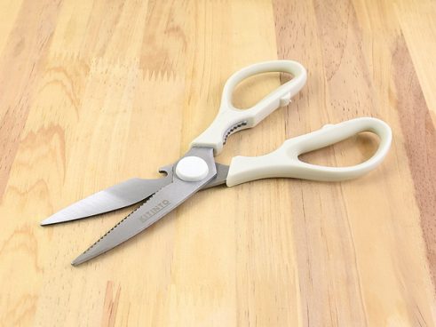 キッチンバサミが清潔に保てる！ スリコの分解できるハサミで楽々お手入れ＆収納