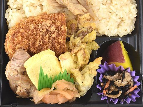 これぞ秋の味覚の醍醐味… セブンで見つけた「舞茸炊込みごはんのお弁当」は抑えた味つけが香りを強調！