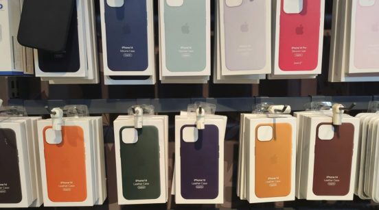 デカい標準モデルは「iPhone 14 Plus」？ 純正ケースのカラバリ写真も流出